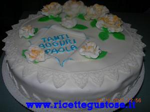 Torta decorata con pasta di zucchero e rose sfumate